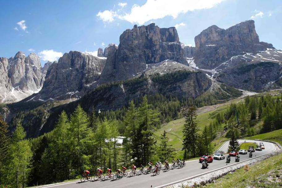 Il suggestivo spettacolo delle Dolomiti sullo sfondo della Corsa Rosa. Afp
